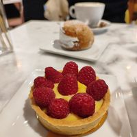 Frolla con crema pasticcera e lamponi at Nepá in Milan