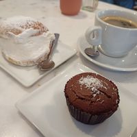 Maritozzo and chocomuffin at Nepá in Milan