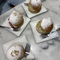 23/07/2023, merenda - i MARITOZZI: al pistacchio (in alto e a sx), normale (basso) e alle fragole  at Nepá in Milan