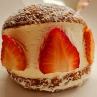 Maritozzo with Chantilly cream and strawberries at Nepá in Milan