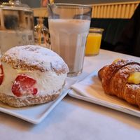 Maritozzo and cream croissant,  chai latte and orange juice at Nepá in Milan