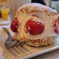 Maritozzo with strawberries at Nepá in Milan