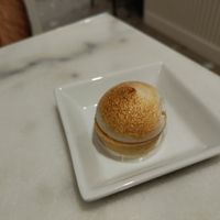 Lemon meringue tartlet at Nepá in Milan