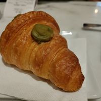 Pistachio croissant at Nepá in Milan