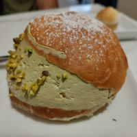 Pistachio cream bun at Nepá in Milan