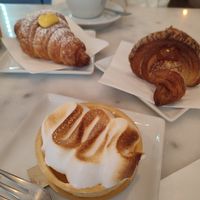 Monoporzione lemon curd, brioche alla crema e brioche alla marmellata at Nepá in Milan