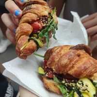 Brioches salate con verdure fresche e croccanti, rucola, maionese veg e semi di sesamo misti at Nepá in Milan
