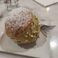 Pistachio maritozzo at Nepá in Milan