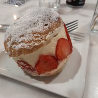 Strawberry maritozzo at Nepá in Milan