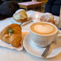 pistacho croissant, pistacho maritozzo and cream filled croissant at Nepá in Milan