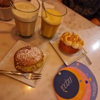 Maritozzi, macha latte e golden milk base avena at Nepá in Milan