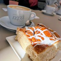 Oat cappuccino and cinnamon bun at Nepá in Milan