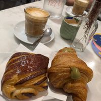 Flat whites, pain au chocolate and pistachio brioche at Nepá in Milan