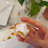 Small lemon curd and merengue pie at Nepá in Milan