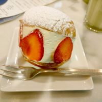 Maritozzo alle fragole - wonderfully creamy at Nepá in Milan