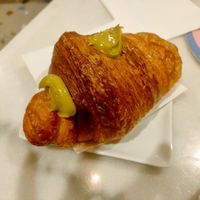 Cornetto al pistacchio at Nepá in Milan