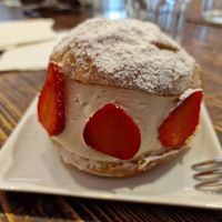 Maritozzo con panna e fragole at Nepá in Milan