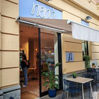 outdoor seats at Nepá in Milan