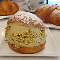 Maritozzo Pistacchio and Brioche at Nepá in Milan