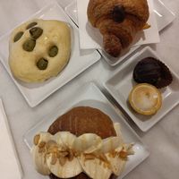 Olive focaccia, peanut cream with caramel, bonbon with meringue, bonbon mint and chocolate croissant at Nepá in Milan