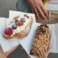 A sinistra brioche con panna e frutti di bosco; a destra millefoglie con crema di nocciole e cioccolato at Nepá in Milan