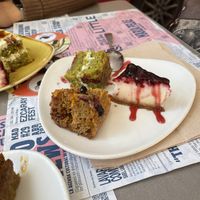 Porciones de tartas de queso, espinacas y zanahoria  at Viva Chapata in Madrid