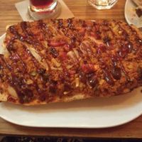 Pizza barbacoa vegana at Viva Chapata in Madrid