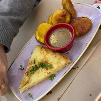 Tortilla con salsa y calabacín rebozado at Viva Chapata in Madrid
