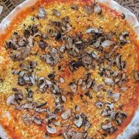 Vegan Pizza fungi at L'Osteria in Salzburg