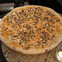 Pizza Fungi in vegan 🌱 at L'Osteria in Salzburg