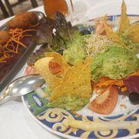 Croquetas veganas y ensalada de aguacate at Artemisa Sol in Madrid