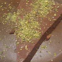 Tarta cremosa vegana de cacao y pistacho at Artemisa Sol in Madrid