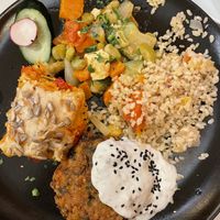 Lasaña, hamburguesa, arroz y verduras  at Artemisa Sol in Madrid