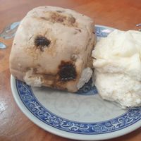 Sweet bun 6/10 and "pork" bun 8/10 at Potherb Vegetarian Dim Sum 雪裏紅素食點心 in Taipei