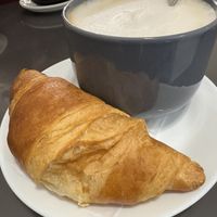Cornetto vuoto vegano e cappuccino con latte d’avena  at Mò Si Caffetteria alla Vecchia Maniera - Nazionale in Florence