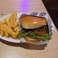 Sanduíche cogu poró com combo de batata at Seu Trem in Belo Horizonte