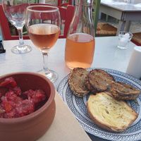 Bread drizzled with olive oil and a tomato/red onion dip. Although we initially didn't want this, we still ate it 🤣. There were three pieces of the white slices originally at Kappos Etsi in Aegina