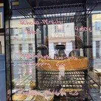 Veganer Kuchen in der Auslage   at Fräulein Miramunkel in Leipzig