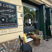 Blick von außen auf das Cafe  at Fräulein Miramunkel in Leipzig