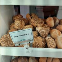 vegan offer is labeled, e.g. this multigrain roll (2.10€) at Backbrüder - Glutenfreie Bio-Bäckerei in Dusseldorf