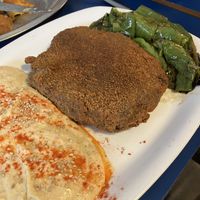 Plato combinado de seitán con pimientos y hummus  at B13 Bar in Madrid