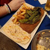 Una maravilla de bar, son súper simpáticos y la comida es buena y contundente.

Recomendadísimos!!!!🤗🤗 at B13 Bar in Madrid