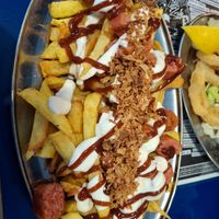 Salchipapas pa chuparse los dedos at B13 Bar in Madrid