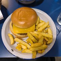 Burger con queso y patatas at B13 Bar in Madrid