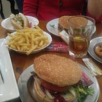 6 platos de comida deliciosos por 27€, acabamos super llenos y eso que nosotros no comemos como una persona normal! at B13 Bar in Madrid