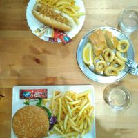 Calamares a la romana veganos hamburguesa completa y perrito at B13 Bar in Madrid