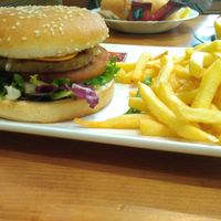 Hamburguesa completa (Mi favorita) at B13 Bar in Madrid