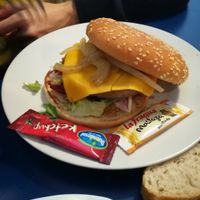 Hamburguesa tradicional at B13 Bar in Madrid