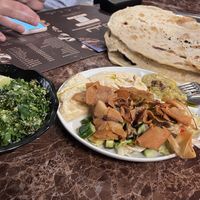 Taboule, veganer Vorspeisenteller und frisches Brot    at Jemenitisches Restaurant المطعم اليمني in Berlin