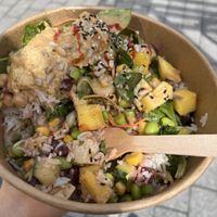 Reis, Spinat, Kichererbsen, Edamame, Mango, Hummus,...  at Bowlwerk in Karlsruhe